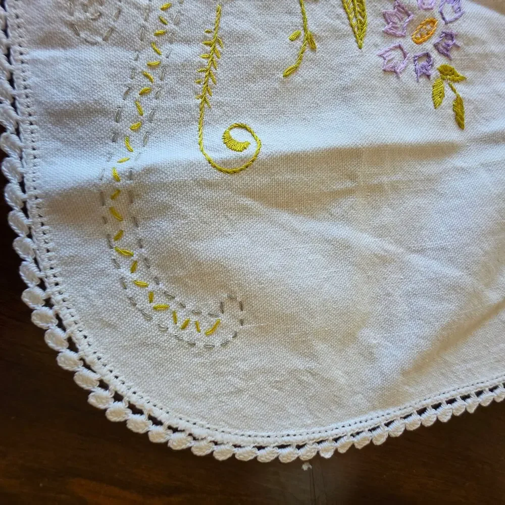 Vintage Embroidered Floral Scalloped Linen Placemat Dresser Scarf 17x10 Oblong